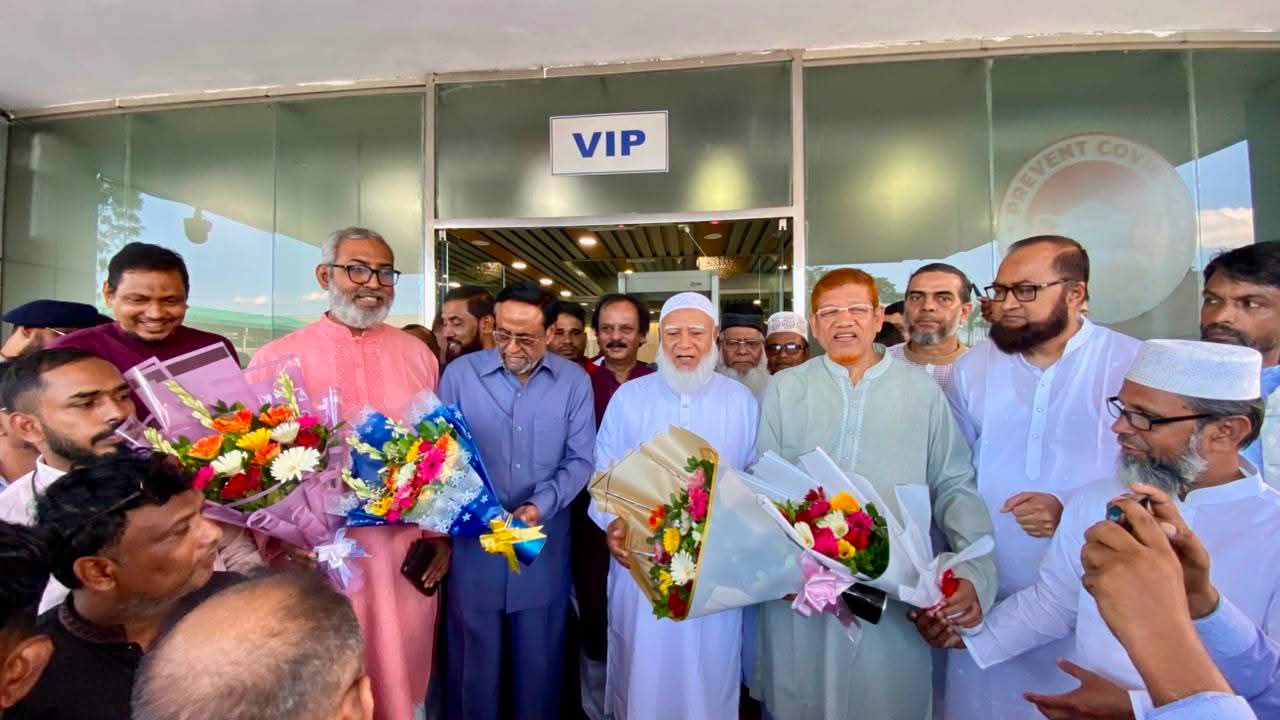 সিলেট ওসমানী আন্তর্জাতিক বিমানবন্দরে ১১ দলীয় ঐক্যের নেতৃবৃন্দকে ফুল দিয়ে শুভেচ্ছা জানান সিলেট বিভাগীয় নেতৃবৃন্দ।
২৫ জুলাই ২০২৬ শনিবার