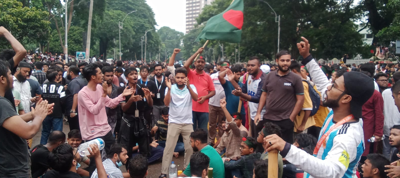 শহীদ মিনারে লেবার পার্টি ও ছাত্রমিশনের বিক্ষোভ: ছাত্র হত্যার বিচার ও পদত্যাগের দাবিতে ডা. ইরানের হুঁশিয়ারি