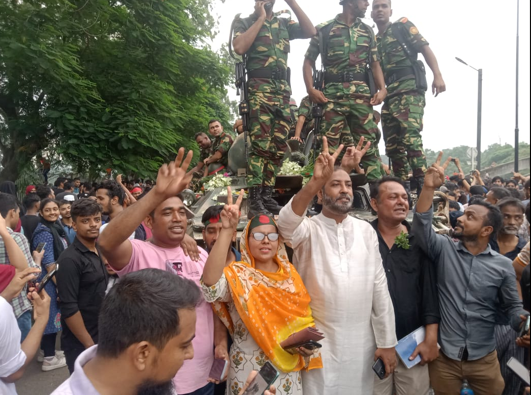 গণভবনের সামনে সেনাট্যাংকের পাশে গণঅভ্যুত্থানের বিজয়ে ডা. ইরান ও লেবার পার্টি